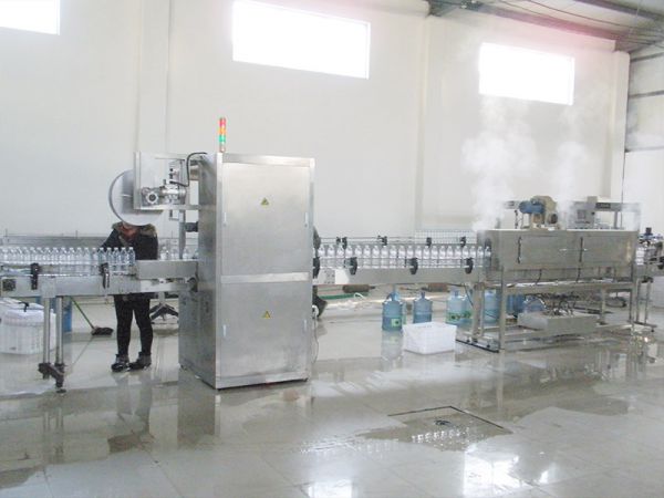 瓶装水自动套标、缩标设备案例现场