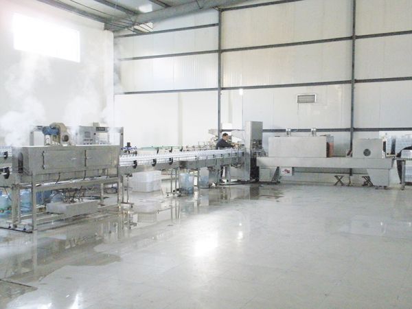 瓶装水缩标、收缩膜包装设备案例现场